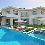 Luxury Modern With Private Pool