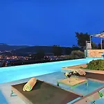 Luxury Modern With Private Pool *