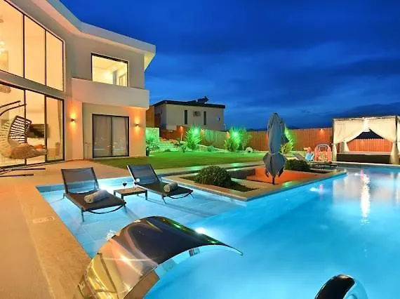 Luxury Modern With Private Pool Villa *